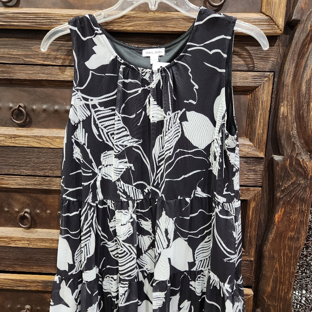Black and White Sleevless Top
